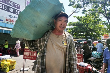 Người Đà Nẵng nhọc nhằn mưu sinh giữa cái nắng “cháy da, cháy thịt”
