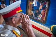 Khoảnh khắc chia tay đầy xúc động của các chiến sĩ trở về sau nhiệm vụ A80