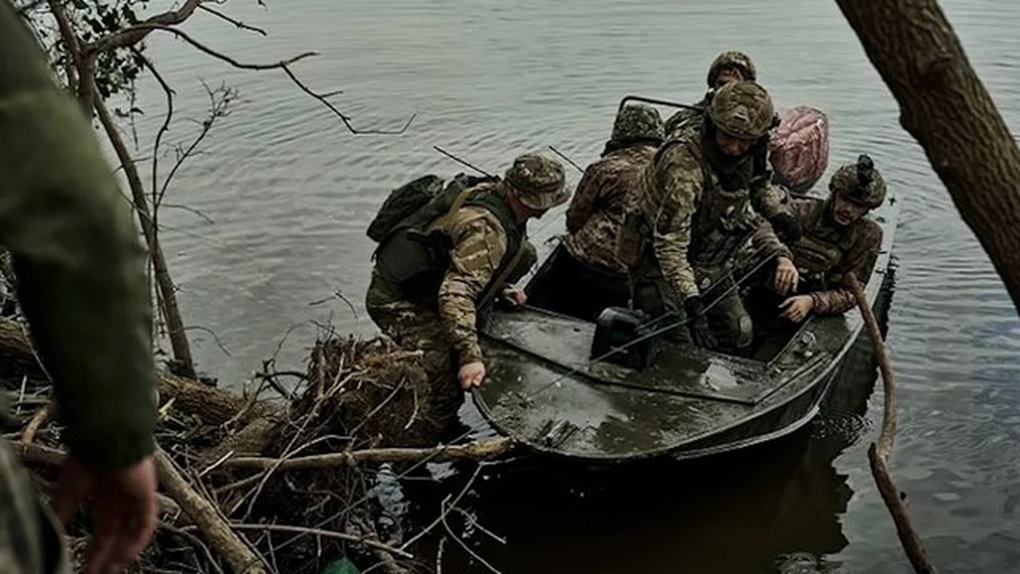 Lính Ukraine vượt sông Dnieper đầu hàng quân đội Nga - 1 Lính Ukraine vượt sông Dnieper đầu hàng quân đội Nga - 1