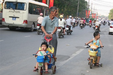 Thiếu chỗ chơi, trẻ ra đường... hít bụi