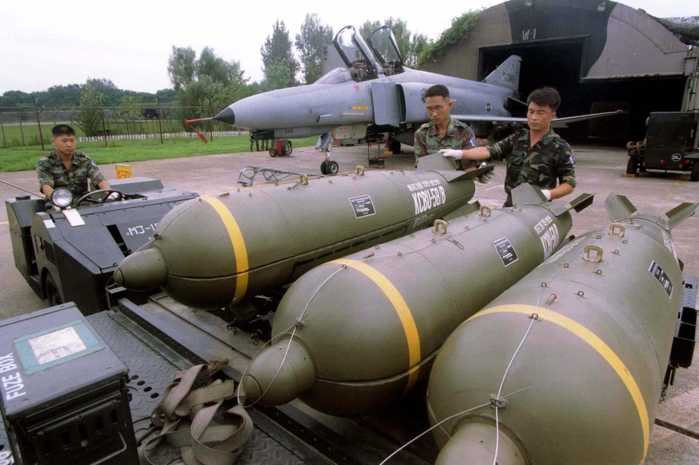 Mỹ lên tiếng việc Ukraine dùng bom chùm tấn công phòng tuyến Nga - 1 Mỹ lên tiếng việc Ukraine dùng bom chùm tấn công phòng tuyến Nga - 1