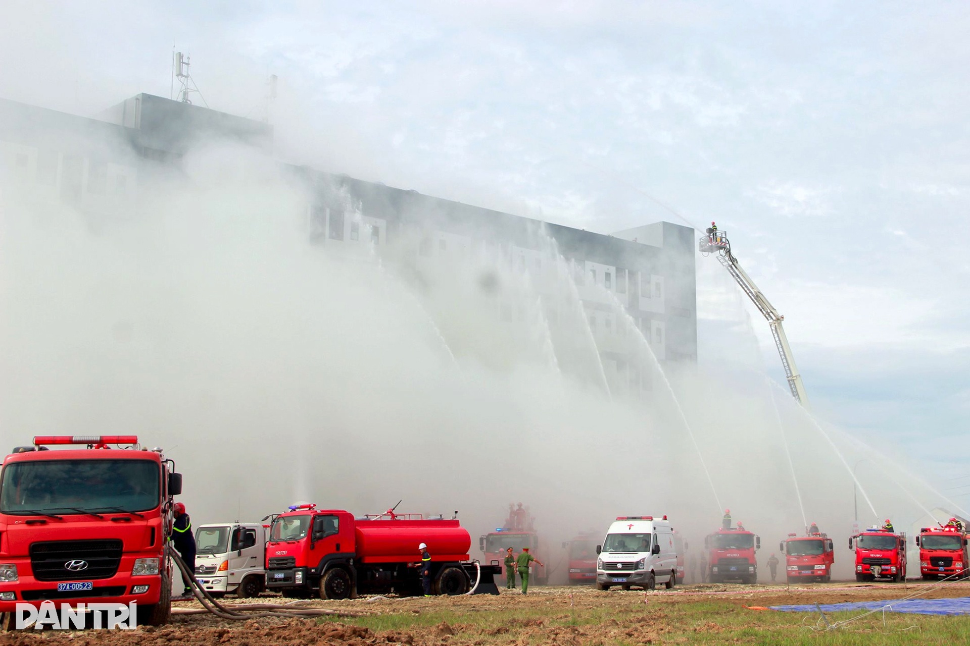 Diễn tập tình huống cháy khu ký túc có 600 công nhân - 12 Diễn tập tình huống cháy khu ký túc có 600 công nhân - 12