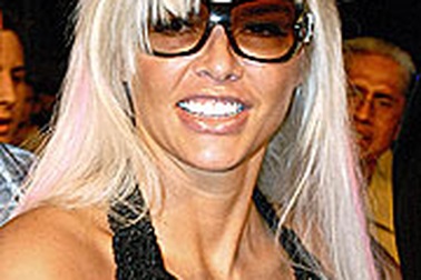 Anna Nicole Smith đã ngừng thở trước khi được đưa tới bệnh viện