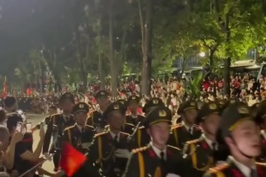 Đoàn diễu binh hát "Nơi này có em" của Sơn Tùng M-TP, dân mạng thích thú