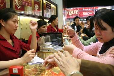 Vàng giảm giá 100.000 đồng/lượng