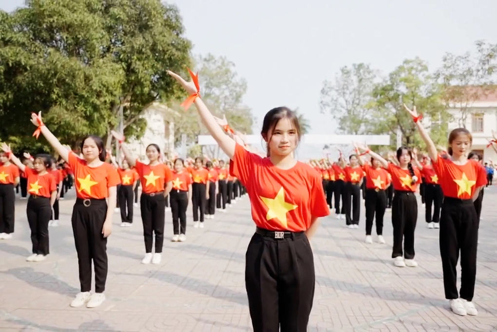 Hình ảnh đồng diễn ấn tượng của 4.000 học sinh chào mừng ngày hội của Đoàn - 2 Hình ảnh đồng diễn ấn tượng của 4.000 học sinh chào mừng ngày hội của Đoàn - 2