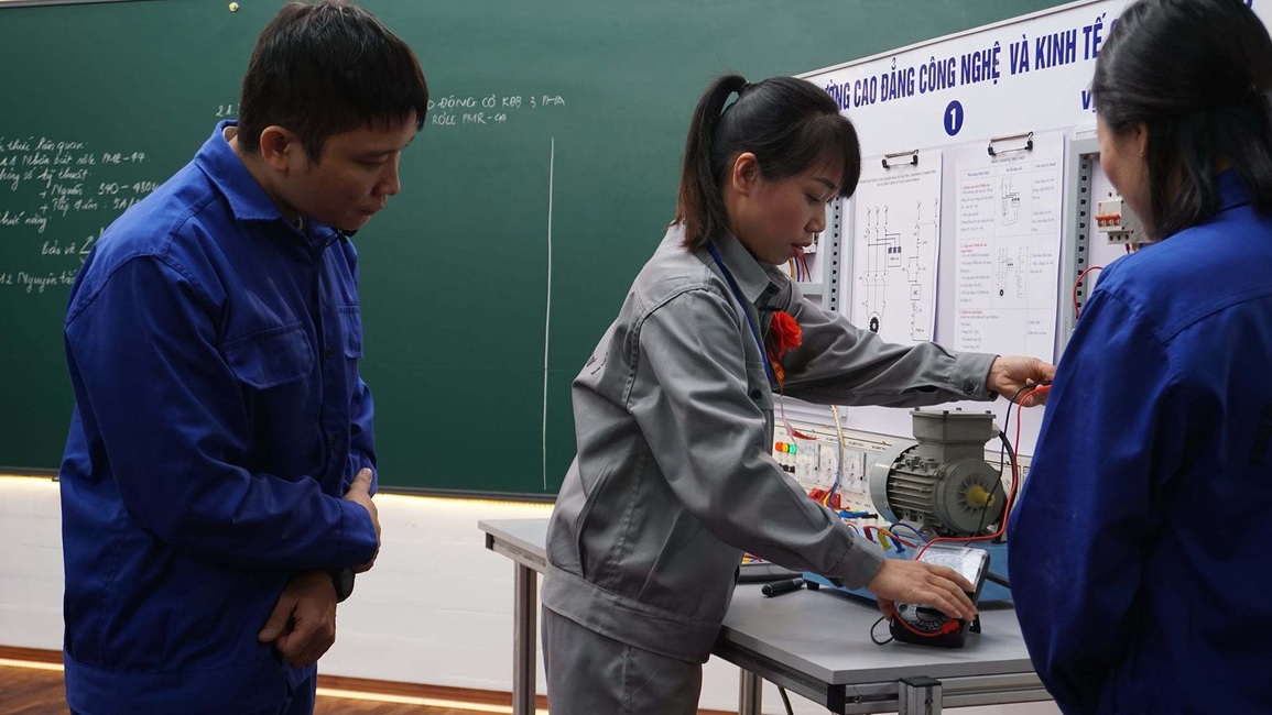 Cô giáo 15 năm dạy nghề kỹ thuật: Người truyền lửa đầy cảm hứng - 2 Cô giáo 15 năm dạy nghề kỹ thuật: Người truyền lửa đầy cảm hứng - 2