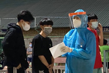 MC Quỳnh Hoa, Quốc Bình thức xuyên đêm hỗ trợ công tác lấy mẫu xét nghiệm