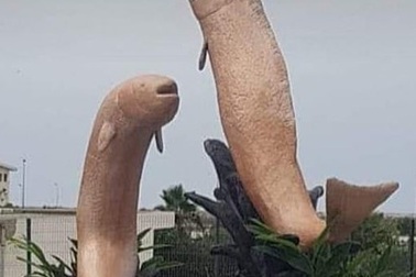 Tượng cá như "bộ phận nhạy cảm" của nam giới gây phẫn nộ