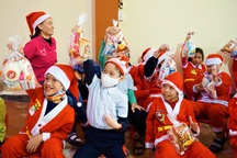 Mang Giáng sinh đến với những đứa trẻ "đặc biệt"