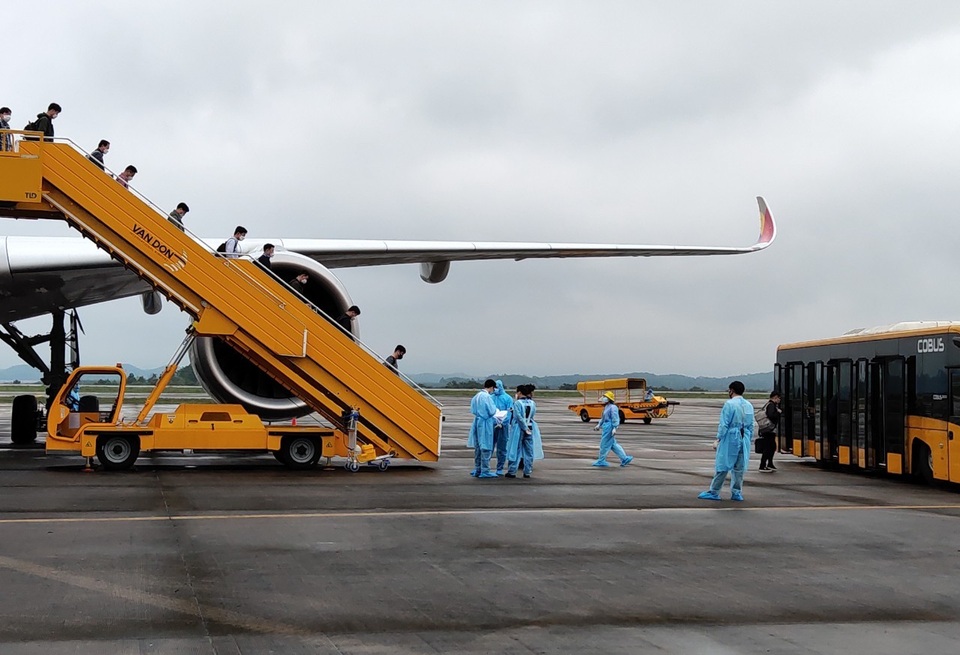 308 kỹ sư Samsung từ Hàn Quốc hạ cánh xuống sân bay Vân Đồn - 2