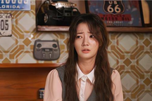 Con dâu vừa sinh cháu về, bố chồng vào đưa một thứ khiến con ứa nước mắt