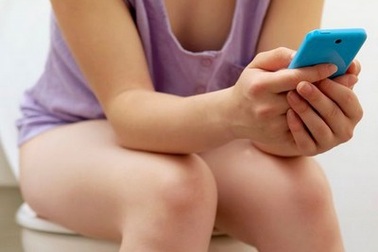 Trả giá đắt vì thói quen vừa đi vệ sinh vừa dùng điện thoại di động