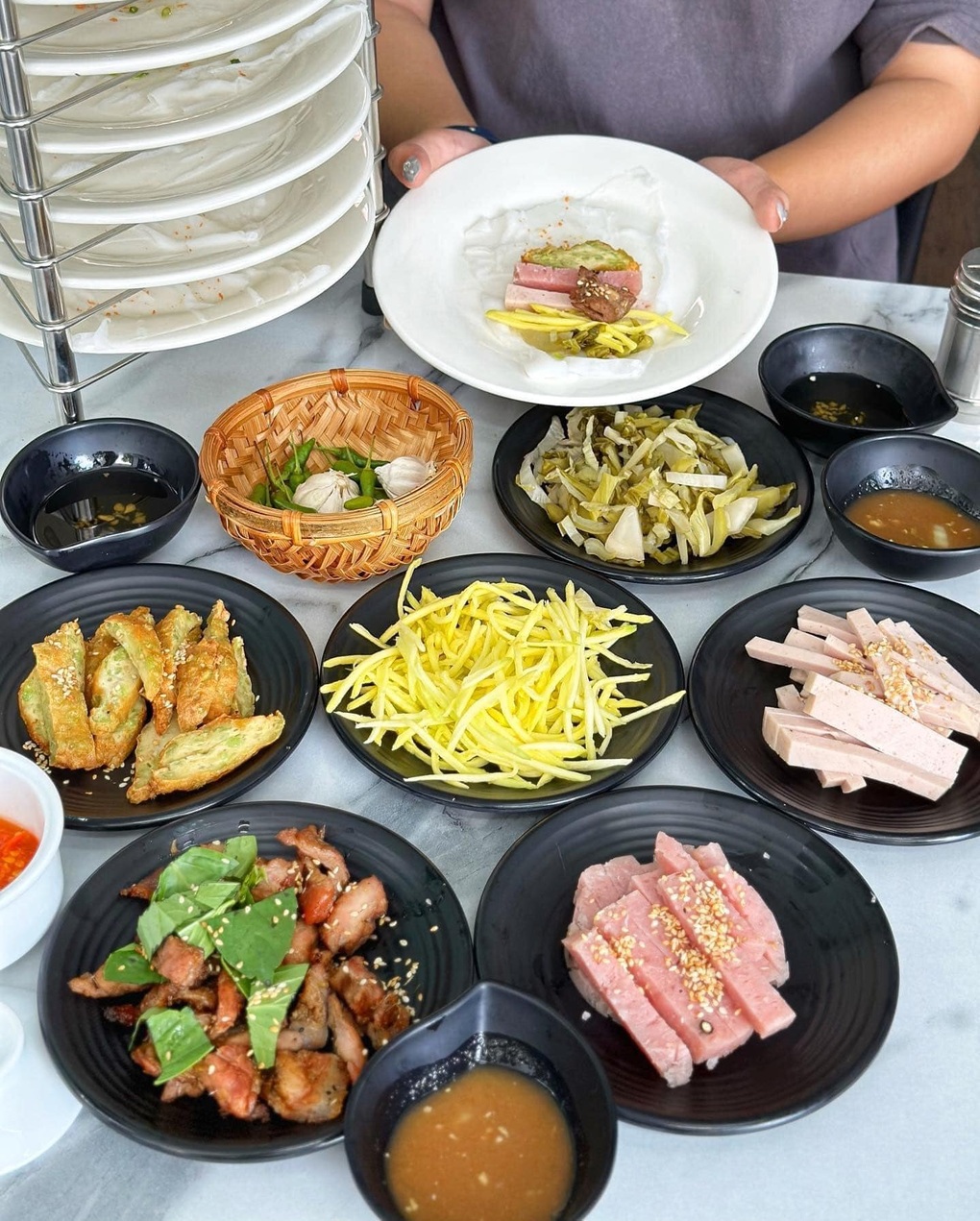 Món ăn tốn chén đĩa nhất Việt Nam, khách cuốn vài chục bánh mới đã thèm - 4 Món ăn tốn chén đĩa nhất Việt Nam, khách cuốn vài chục bánh mới đã thèm - 4