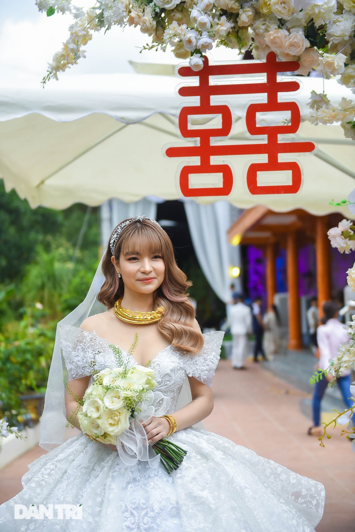 Đám cưới Mạc Văn Khoa: NSND Tự Long về dự, cô dâu đeo vàng trĩu cổ - 4 Đám cưới Mạc Văn Khoa: NSND Tự Long về dự, cô dâu đeo vàng trĩu cổ - 4