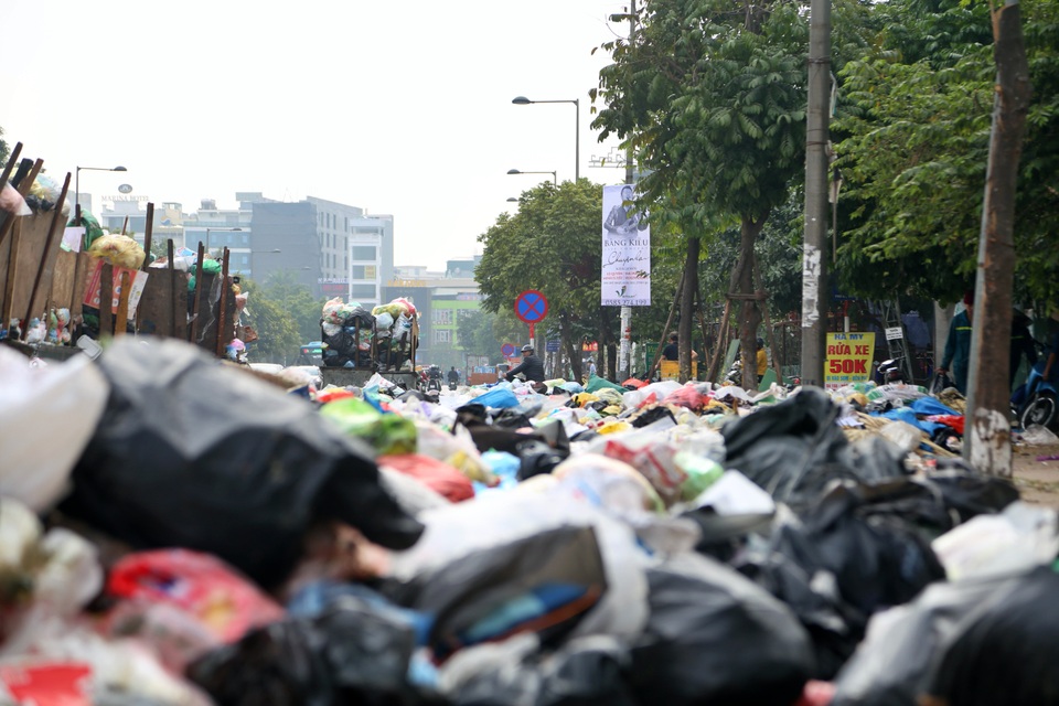 Hà Nội: Rác ngập ngụa nhiều tuyến phố, lãnh đạo phường nhức hết cả đầu! - 2 Hà Nội: Rác ngập ngụa nhiều tuyến phố, lãnh đạo phường nhức hết cả đầu! - 2