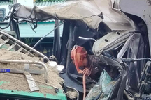 Giải cứu 2 tài xế mắc kẹt trong cabin sau vụ tai nạn ở Quảng Nam