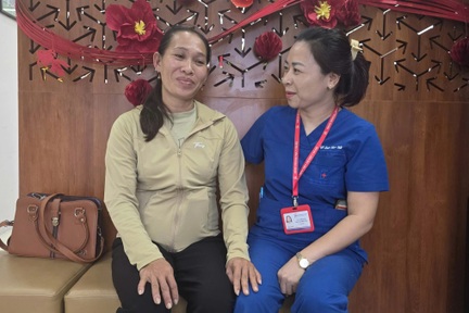 Người mẹ nghèo nghẹn ngào: “Đôi mắt con em đang dần sáng trở lại”