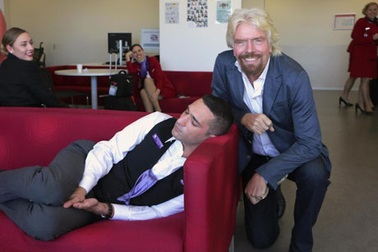 Khoảnh khắc hài hước khi ông chủ tỉ phú bắt gặp nhân viên đang… ngủ