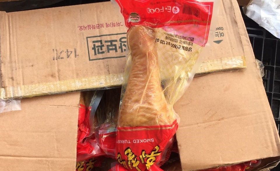 Quản lý thị trường vào cuộc, chặn đứng 25 tấn đùi gà Hàn Quốc thối sắp ra thị trường - 2 Quản lý thị trường vào cuộc, chặn đứng 25 tấn đùi gà Hàn Quốc thối sắp ra thị trường - 2