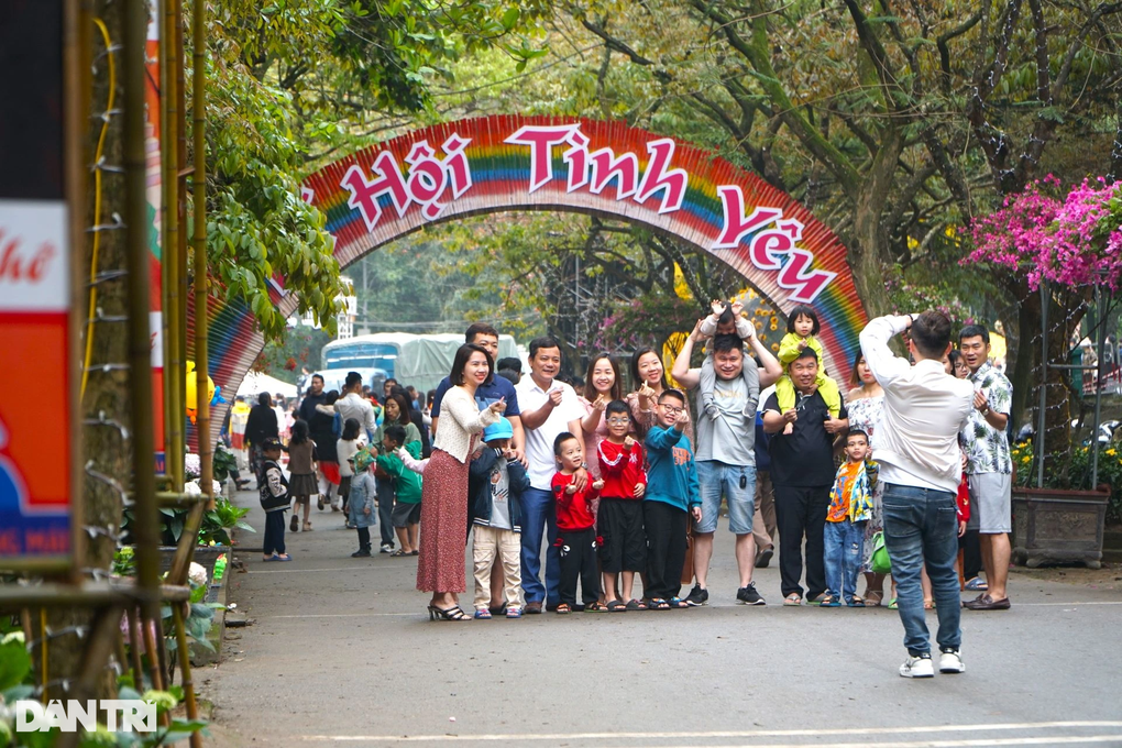 Du khách thỏa sức check-in ở đường hoa lễ hội tình yêu Hòn Trống Mái - 2 Du khách thỏa sức check-in ở đường hoa lễ hội tình yêu Hòn Trống Mái - 2