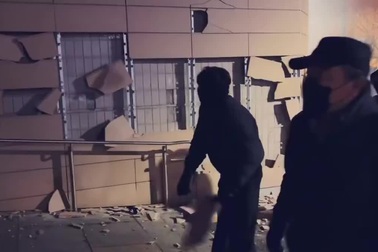 Người ủng hộ Tổng thống Yoon xông vào tòa án, giận dữ đập phá