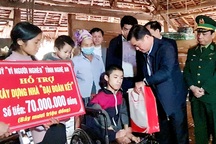 Thăm, tặng quà gia đình chính sách tại Nghệ An dịp cận Tết