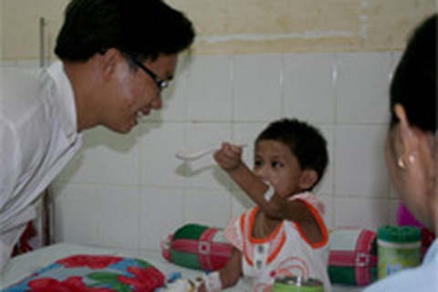 Bé Hảo tập đi và hồn nhiên cười đùa