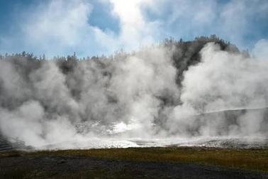 Hồ nước nóng bốc hơi nghi ngút