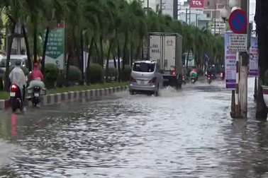 Bạc Liêu: Mưa lớn bất thường, phố biến thành sông