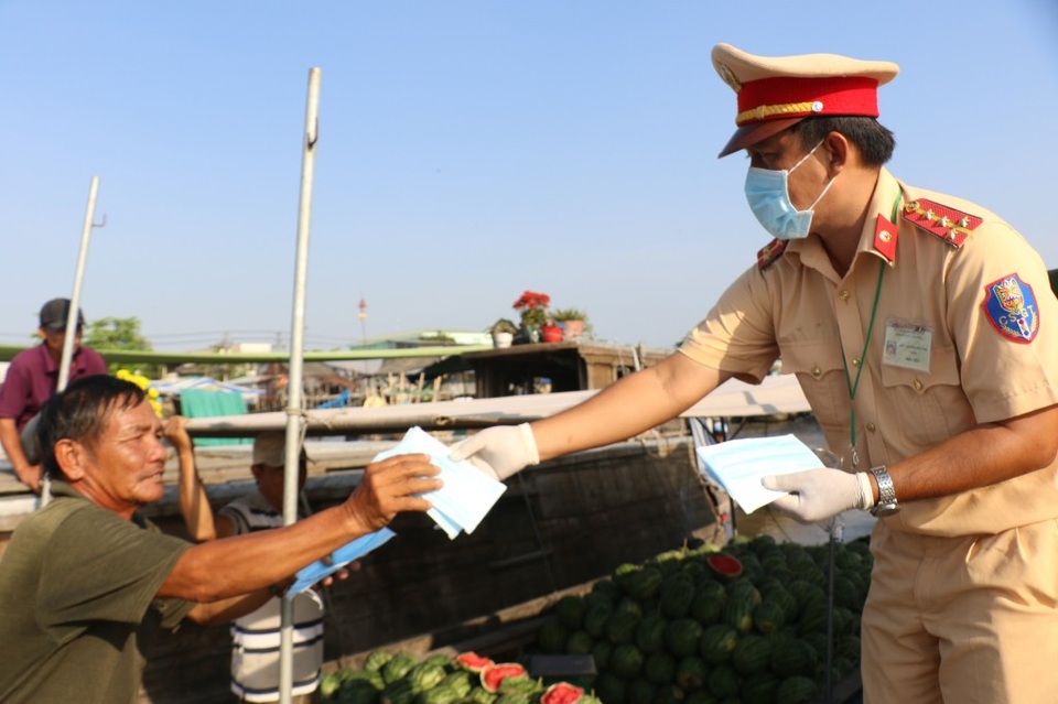 Ngành du lịch Cần Thơ phát khẩu trang cho thương hồ Chợ Nổi Cái Răng - 3 Ngành du lịch Cần Thơ phát khẩu trang cho thương hồ Chợ Nổi Cái Răng - 3