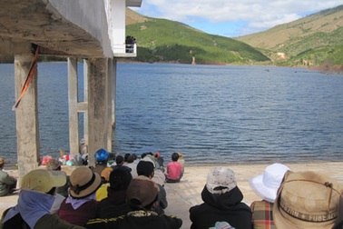 Chèo thuyền đi lấy gỗ, một thanh niên chết đuối