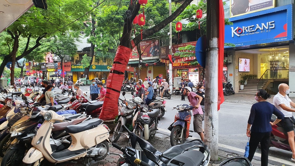 Hết chỗ để xe, bảo vệ “đuổi khéo” khách khi giá vàng tăng như vũ bão - 5 Hết chỗ để xe, bảo vệ “đuổi khéo” khách khi giá vàng tăng như vũ bão - 5