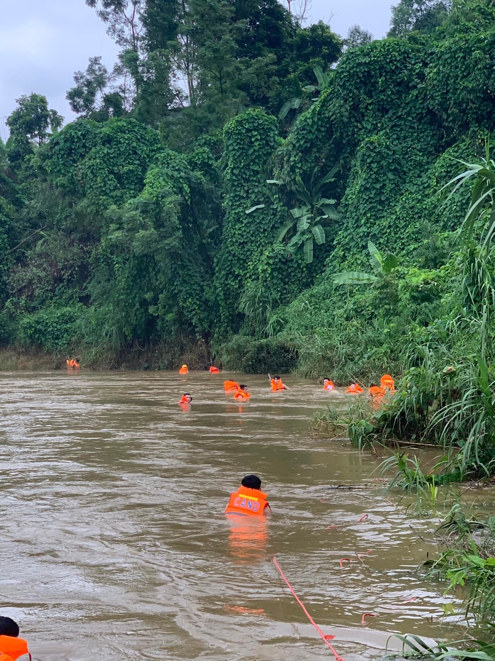 Chạy đua với thời gian tìm kiếm bé trai 4 tuổi mất tích khi chơi ven suối - 2 Chạy đua với thời gian tìm kiếm bé trai 4 tuổi mất tích khi chơi ven suối - 2