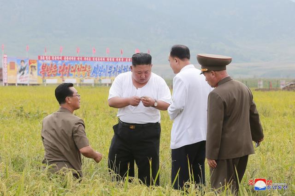 Hình ảnh khác lạ của ông Kim Jong-un khi thị sát vùng lũ - 2 Hình ảnh khác lạ của ông Kim Jong-un khi thị sát vùng lũ - 2