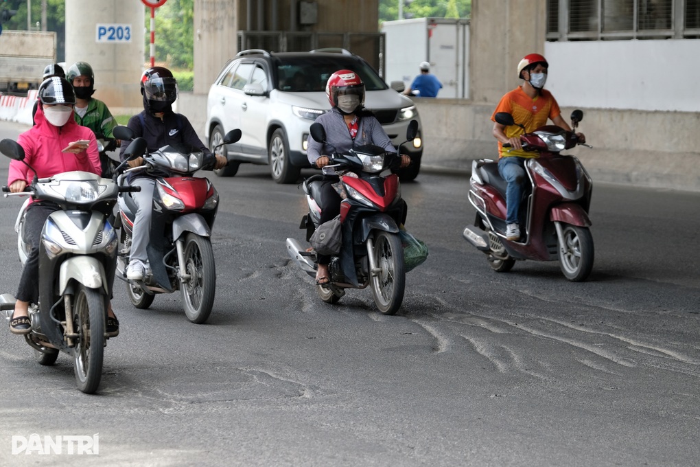Đường dưới chân dự án Nhổn - ga Hà Nội nát sau khi được hoàn trả - 6 Đường dưới chân dự án Nhổn - ga Hà Nội nát sau khi được hoàn trả - 6