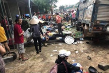 Xe tải lật đè nhiều tiểu thương, ít nhất 3 người chết, 8 người bị thương