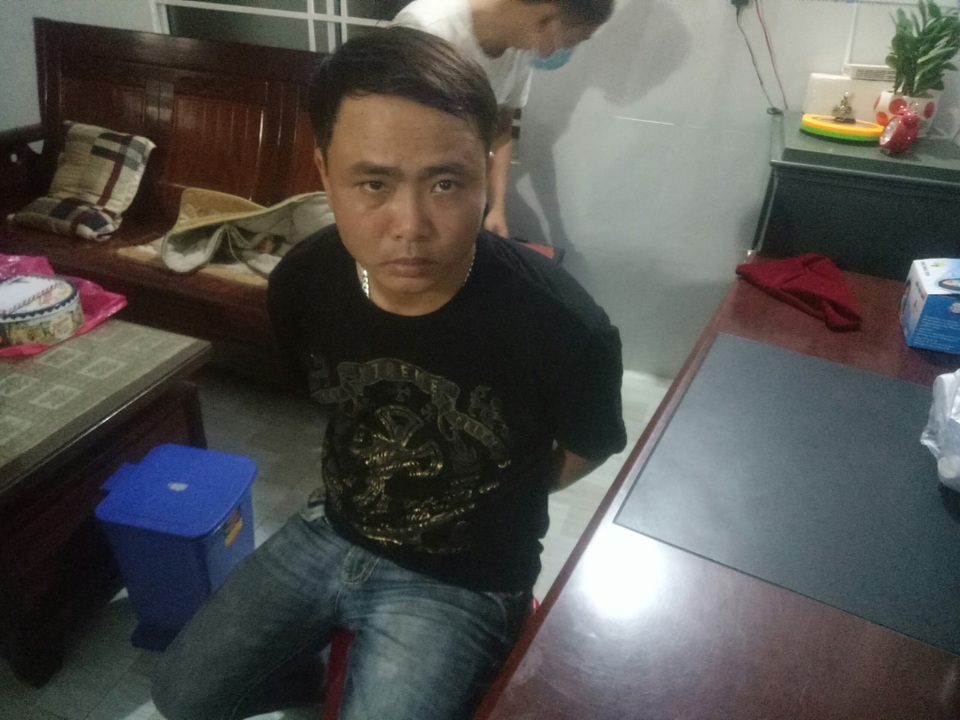 Bắt ổ bạc trong tiệm cầm đồ, phát hiện tàng trữ súng và nhiều đao kiếm - 4 Bắt ổ bạc trong tiệm cầm đồ, phát hiện tàng trữ súng và nhiều đao kiếm - 4