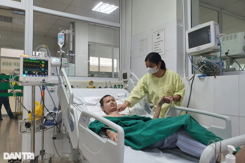Nghẹn ngào cảnh chàng trai nằm viện chắp tay khẩn cầu xin được cứu sống - 3 Nghẹn ngào cảnh chàng trai nằm viện chắp tay khẩn cầu xin được cứu sống - 3