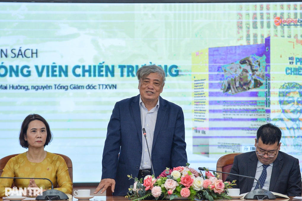 Nguyên Tổng Giám đốc TTXVN ra mắt cuốn Hồi ký phóng viên chiến trường - 2 Nguyên Tổng Giám đốc TTXVN ra mắt cuốn Hồi ký phóng viên chiến trường - 2