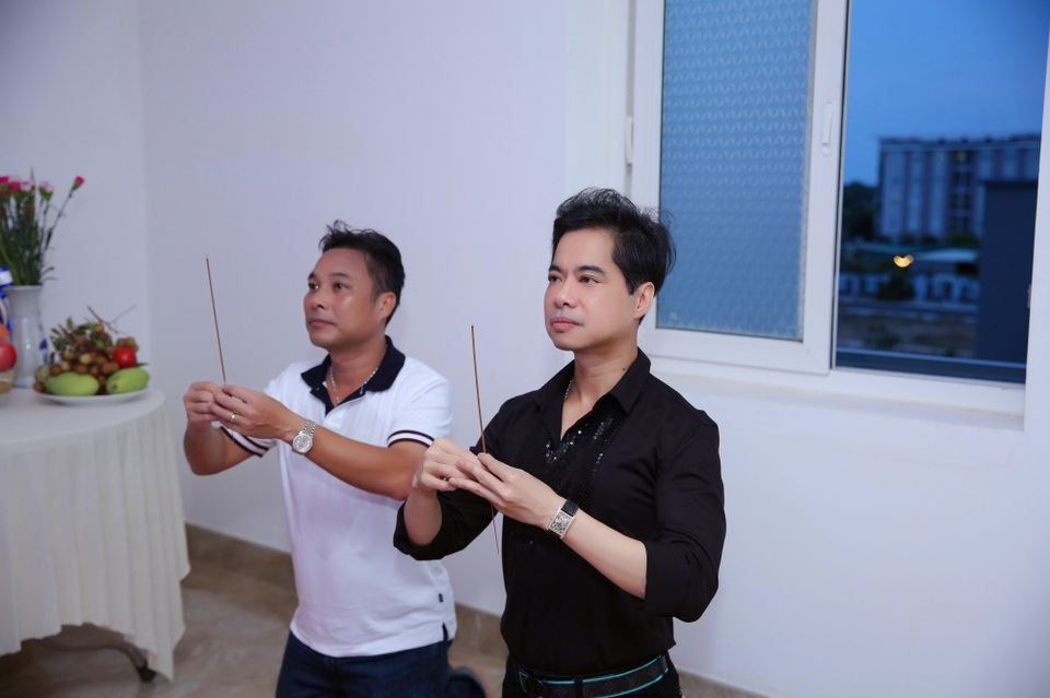 Ngọc Sơn livestream đám giỗ cha để mẹ theo dõi từ Mỹ do Covid-19 - 1 Ngọc Sơn livestream đám giỗ cha để mẹ theo dõi từ Mỹ do Covid-19 - 1