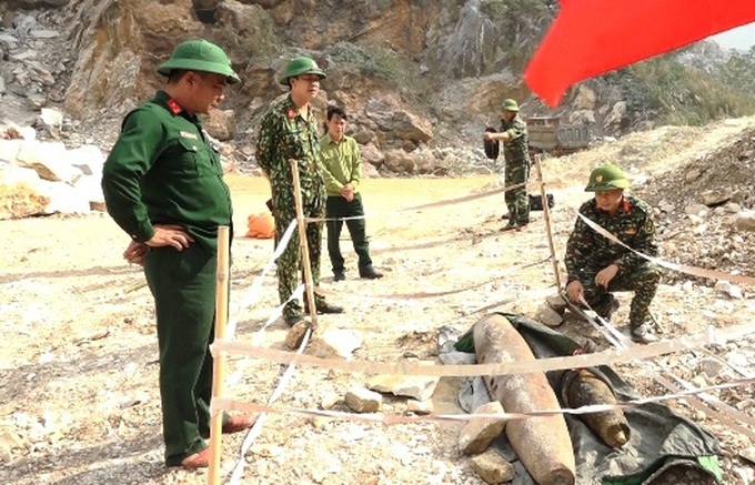 Thanh Hóa: Tôn tạo đình làng, phát hiện bom nặng 250kg - Ảnh 1.