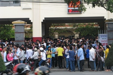 Tất bật đến trường sớm làm thủ tục thi đợt 2