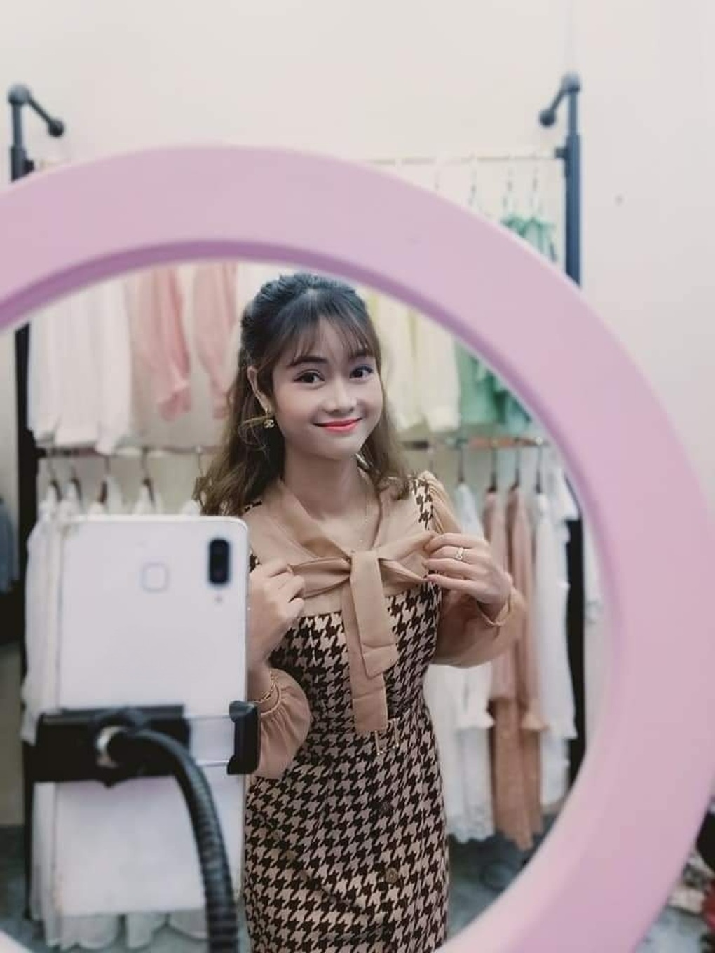 Livestream trên sàn thương mại điện tử - khi chuyên nghiệp thay thế tự phát - 1 Livestream trên sàn thương mại điện tử - khi chuyên nghiệp thay thế tự phát - 1