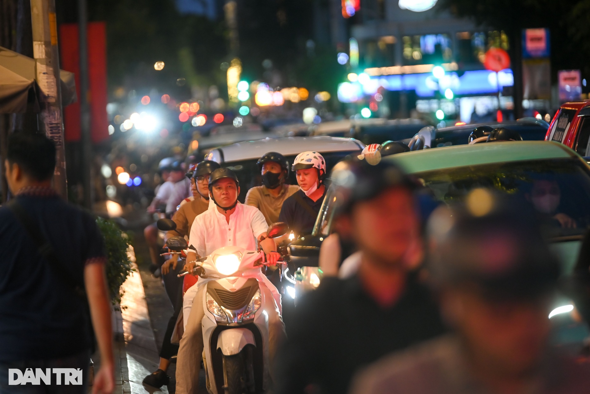 Trung tâm TPHCM đông nghẹt người đổ về xem pháo hoa - 5 Trung tâm TPHCM đông nghẹt người đổ về xem pháo hoa - 5