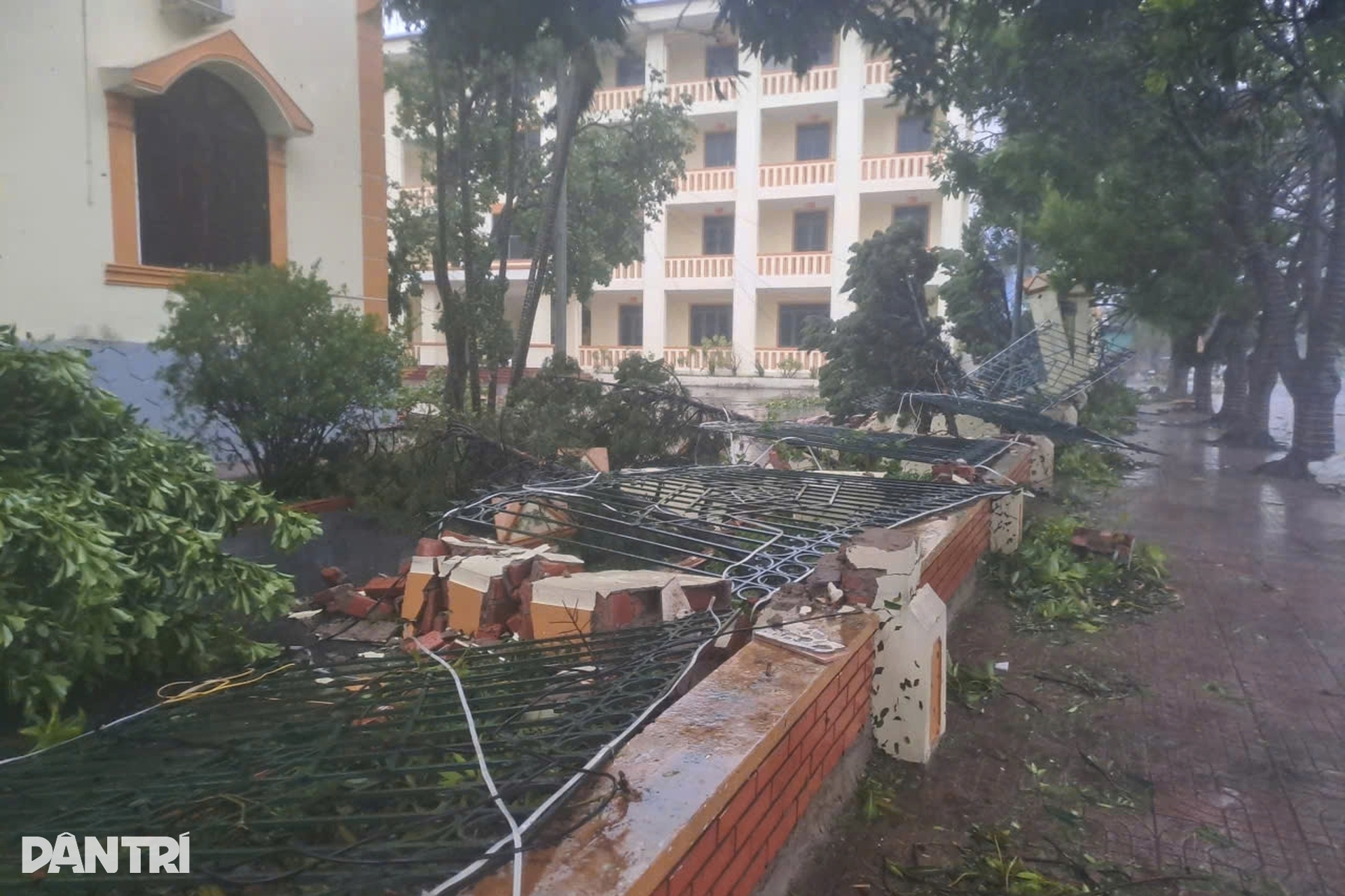 Cảnh đổ nát sau khi bão Bualoi quần thảo qua miền Trung - 4 Cảnh đổ nát sau khi bão Bualoi quần thảo qua miền Trung - 4