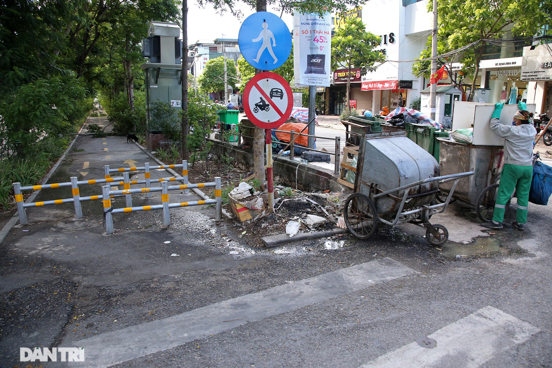 Đường đi bộ ngợp cây xanh phố Thái Hà bỗng trơ trọi, nhếch nhác rác thải - 1 Đường đi bộ ngợp cây xanh phố Thái Hà bỗng trơ trọi, nhếch nhác rác thải - 1