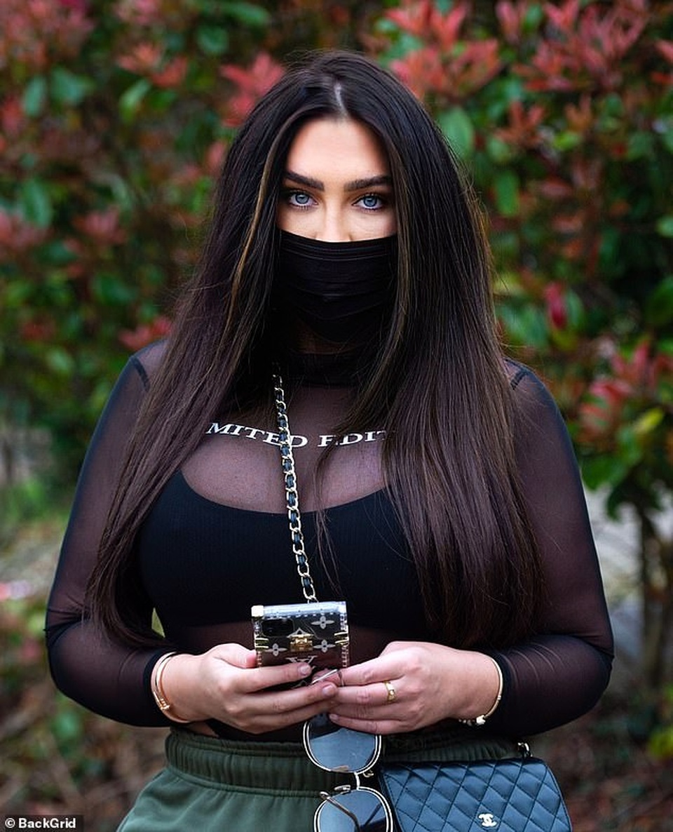 Lauren Goodger mặc áo xuyên thấu, đeo khẩu trang ra phố - 1 Lauren Goodger mặc áo xuyên thấu, đeo khẩu trang ra phố - 1