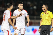 Hoàng Đức phản ứng gay gắt với trọng tài trong trận hòa với CLB TPHCM