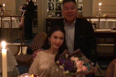 Lê Tư hạnh phúc đón tuổi 47 bên “ông xã”